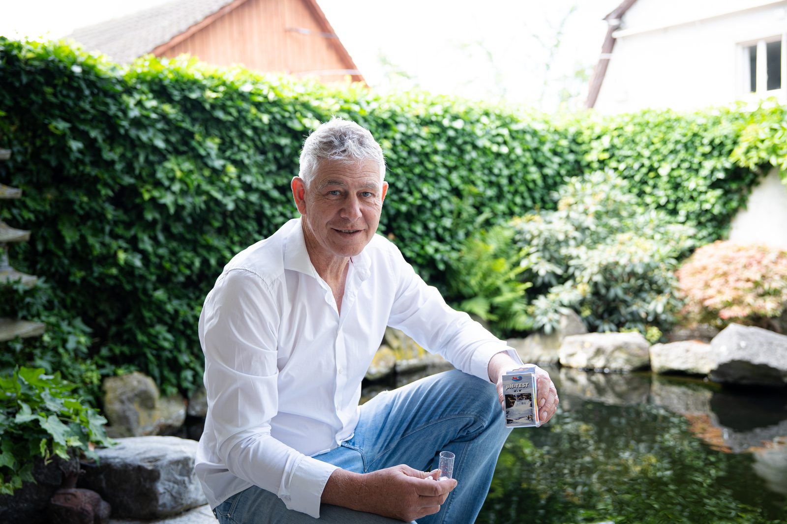 Richard Hilble und seine Frau Ina am Koiteich in Markdorf
